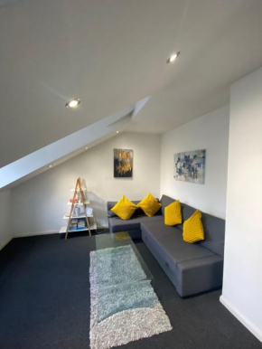 Impeccable 1-Bed Apartment in Putney Village